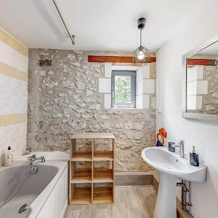 Awesome In Mareuil En Perigord With Wifi Holiday home *
